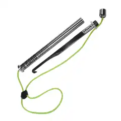 Kako Cutter er en kniv med krok p&aring; som med letthet skj&aelig;rer gjennom alt av tau, tang o.l. som har satt seg fast i propellen/akselen eller impelleren din.<br />
<br />
Dette verkt&oslash;yet er ett must for alle somferdes p&aring; sj&oslash;en.<br />
<br />
Kj&oslash;rer du vannscooter, og trekker inn tau langt fra land?<br />
Vipp vannscooteren rundt (Sjekk hvilken retning som er korrekt!!!).<br />
Skj&aelig;r av hindringen, rens godt.<br />
Start opp vannscooteren og h&oslash;r etter om det er mer feil.<br />
Kj&oslash;r forsiktig inn til land og ta den til ett verksted for kontroll av drivsystemet.<br />
<br />
Husk &aring; rense kniven godt i ferskvann etter bruk!