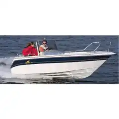 <p>Havnekalesje &ndash; Norsk h&aring;ndverk av h&oslash;yeste kvalitet</p>

<p>V&aring;r havnekalesje er utviklet og produsert i Norge, med fokus p&aring; solid konstruksjon, perfekt passform og lang levetid.<br />
Kalesjene lages av f&oslash;rsteklasses tysk metervare, kjent for sin overlegne slitestyrke, fargebestandighet og motstand mot vann og UV-str&aring;ling.</p>

<p>Hver kalesje er designet med omhu for norske forhold &ndash; robust nok til &aring; t&aring;le vind og regn, men samtidig lett &aring; h&aring;ndtere og montere.<br />
Detaljene vitner om ekte norsk h&aring;ndverk, med presis s&oslash;m, forsterkede skj&oslash;ter og materialvalg som t&aring;ler b&aring;de tid og bruk.</p>

<p>Enten du vil beskytte b&aring;ten din mot v&aelig;r og vind gjennom sesongen, eller gi den et helhetlig, ryddig uttrykk i havn, er dette et produkt som kombinerer norsk produksjon, europeisk kvalitet og lang erfaring innen maritimt design.</p>
