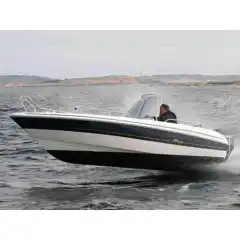 <p>Havnekalesje &ndash; Norsk h&aring;ndverk av h&oslash;yeste kvalitet</p>

<p>V&aring;r havnekalesje er utviklet og produsert i Norge, med fokus p&aring; solid konstruksjon, perfekt passform og lang levetid.<br />
Kalesjene lages av f&oslash;rsteklasses tysk metervare, kjent for sin overlegne slitestyrke, fargebestandighet og motstand mot vann og UV-str&aring;ling.</p>

<p>Hver kalesje er designet med omhu for norske forhold &ndash; robust nok til &aring; t&aring;le vind og regn, men samtidig lett &aring; h&aring;ndtere og montere.<br />
Detaljene vitner om ekte norsk h&aring;ndverk, med presis s&oslash;m, forsterkede skj&oslash;ter og materialvalg som t&aring;ler b&aring;de tid og bruk.</p>

<p>Enten du vil beskytte b&aring;ten din mot v&aelig;r og vind gjennom sesongen, eller gi den et helhetlig, ryddig uttrykk i havn, er dette et produkt som kombinerer norsk produksjon, europeisk kvalitet og lang erfaring innen maritimt design.</p>
