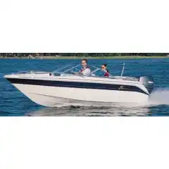 <p>Havnekalesje &ndash; Norsk h&aring;ndverk av h&oslash;yeste kvalitet</p>

<p>V&aring;r havnekalesje er utviklet og produsert i Norge, med fokus p&aring; solid konstruksjon, perfekt passform og lang levetid.<br />
Kalesjene lages av f&oslash;rsteklasses tysk metervare, kjent for sin overlegne slitestyrke, fargebestandighet og motstand mot vann og UV-str&aring;ling.</p>

<p>Hver kalesje er designet med omhu for norske forhold &ndash; robust nok til &aring; t&aring;le vind og regn, men samtidig lett &aring; h&aring;ndtere og montere.<br />
Detaljene vitner om ekte norsk h&aring;ndverk, med presis s&oslash;m, forsterkede skj&oslash;ter og materialvalg som t&aring;ler b&aring;de tid og bruk.</p>

<p>Enten du vil beskytte b&aring;ten din mot v&aelig;r og vind gjennom sesongen, eller gi den et helhetlig, ryddig uttrykk i havn, er dette et produkt som kombinerer norsk produksjon, europeisk kvalitet og lang erfaring innen maritimt design.</p>
