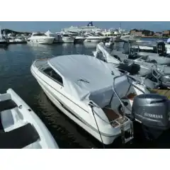 <p>Havnekalesje &ndash; Norsk h&aring;ndverk av h&oslash;yeste kvalitet</p>

<p>V&aring;r havnekalesje er utviklet og produsert i Norge, med fokus p&aring; solid konstruksjon, perfekt passform og lang levetid.<br />
Kalesjene lages av f&oslash;rsteklasses tysk metervare, kjent for sin overlegne slitestyrke, fargebestandighet og motstand mot vann og UV-str&aring;ling.</p>

<p>Hver kalesje er designet med omhu for norske forhold &ndash; robust nok til &aring; t&aring;le vind og regn, men samtidig lett &aring; h&aring;ndtere og montere.<br />
Detaljene vitner om ekte norsk h&aring;ndverk, med presis s&oslash;m, forsterkede skj&oslash;ter og materialvalg som t&aring;ler b&aring;de tid og bruk.</p>

<p>Enten du vil beskytte b&aring;ten din mot v&aelig;r og vind gjennom sesongen, eller gi den et helhetlig, ryddig uttrykk i havn, er dette et produkt som kombinerer norsk produksjon, europeisk kvalitet og lang erfaring innen maritimt design.</p>
