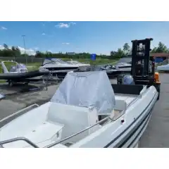 <p>Havnekalesje &ndash; Norsk h&aring;ndverk av h&oslash;yeste kvalitet</p>

<p>V&aring;r havnekalesje er utviklet og produsert i Norge, med fokus p&aring; solid konstruksjon, perfekt passform og lang levetid.<br />
Kalesjene lages av f&oslash;rsteklasses tysk metervare, kjent for sin overlegne slitestyrke, fargebestandighet og motstand mot vann og UV-str&aring;ling.</p>

<p>Hver kalesje er designet med omhu for norske forhold &ndash; robust nok til &aring; t&aring;le vind og regn, men samtidig lett &aring; h&aring;ndtere og montere.<br />
Detaljene vitner om ekte norsk h&aring;ndverk, med presis s&oslash;m, forsterkede skj&oslash;ter og materialvalg som t&aring;ler b&aring;de tid og bruk.</p>

<p>Enten du vil beskytte b&aring;ten din mot v&aelig;r og vind gjennom sesongen, eller gi den et helhetlig, ryddig uttrykk i havn, er dette et produkt som kombinerer norsk produksjon, europeisk kvalitet og lang erfaring innen maritimt design.</p>
