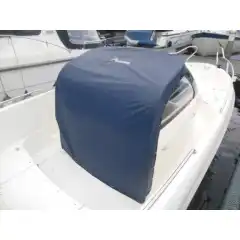 <p>Havnekalesje &ndash; Norsk h&aring;ndverk av h&oslash;yeste kvalitet</p>

<p>V&aring;r havnekalesje er utviklet og produsert i Norge, med fokus p&aring; solid konstruksjon, perfekt passform og lang levetid.<br />
Kalesjene lages av f&oslash;rsteklasses tysk metervare, kjent for sin overlegne slitestyrke, fargebestandighet og motstand mot vann og UV-str&aring;ling.</p>

<p>Hver kalesje er designet med omhu for norske forhold &ndash; robust nok til &aring; t&aring;le vind og regn, men samtidig lett &aring; h&aring;ndtere og montere.<br />
Detaljene vitner om ekte norsk h&aring;ndverk, med presis s&oslash;m, forsterkede skj&oslash;ter og materialvalg som t&aring;ler b&aring;de tid og bruk.</p>

<p>Enten du vil beskytte b&aring;ten din mot v&aelig;r og vind gjennom sesongen, eller gi den et helhetlig, ryddig uttrykk i havn, er dette et produkt som kombinerer norsk produksjon, europeisk kvalitet og lang erfaring innen maritimt design.</p>
