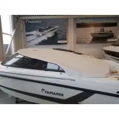 <p>Havnekalesje &ndash; Norsk h&aring;ndverk av h&oslash;yeste kvalitet</p>

<p>V&aring;r havnekalesje er utviklet og produsert i Norge, med fokus p&aring; solid konstruksjon, perfekt passform og lang levetid.<br />
Kalesjene lages av f&oslash;rsteklasses tysk metervare, kjent for sin overlegne slitestyrke, fargebestandighet og motstand mot vann og UV-str&aring;ling.</p>

<p>Hver kalesje er designet med omhu for norske forhold &ndash; robust nok til &aring; t&aring;le vind og regn, men samtidig lett &aring; h&aring;ndtere og montere.<br />
Detaljene vitner om ekte norsk h&aring;ndverk, med presis s&oslash;m, forsterkede skj&oslash;ter og materialvalg som t&aring;ler b&aring;de tid og bruk.</p>

<p>Enten du vil beskytte b&aring;ten din mot v&aelig;r og vind gjennom sesongen, eller gi den et helhetlig, ryddig uttrykk i havn, er dette et produkt som kombinerer norsk produksjon, europeisk kvalitet og lang erfaring innen maritimt design.</p>
