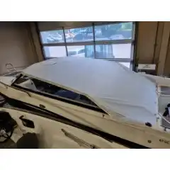 <p>Havnekalesje &ndash; Norsk h&aring;ndverk av h&oslash;yeste kvalitet</p>

<p>V&aring;r havnekalesje er utviklet og produsert i Norge, med fokus p&aring; solid konstruksjon, perfekt passform og lang levetid.<br />
Kalesjene lages av f&oslash;rsteklasses tysk metervare, kjent for sin overlegne slitestyrke, fargebestandighet og motstand mot vann og UV-str&aring;ling.</p>

<p>Hver kalesje er designet med omhu for norske forhold &ndash; robust nok til &aring; t&aring;le vind og regn, men samtidig lett &aring; h&aring;ndtere og montere.<br />
Detaljene vitner om ekte norsk h&aring;ndverk, med presis s&oslash;m, forsterkede skj&oslash;ter og materialvalg som t&aring;ler b&aring;de tid og bruk.</p>

<p>Enten du vil beskytte b&aring;ten din mot v&aelig;r og vind gjennom sesongen, eller gi den et helhetlig, ryddig uttrykk i havn, er dette et produkt som kombinerer norsk produksjon, europeisk kvalitet og lang erfaring innen maritimt design.</p>
