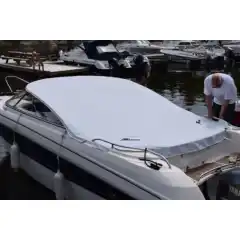 <p>Havnekalesje &ndash; Norsk h&aring;ndverk av h&oslash;yeste kvalitet</p>

<p>V&aring;r havnekalesje er utviklet og produsert i Norge, med fokus p&aring; solid konstruksjon, perfekt passform og lang levetid.<br />
Kalesjene lages av f&oslash;rsteklasses tysk metervare, kjent for sin overlegne slitestyrke, fargebestandighet og motstand mot vann og UV-str&aring;ling.</p>

<p>Hver kalesje er designet med omhu for norske forhold &ndash; robust nok til &aring; t&aring;le vind og regn, men samtidig lett &aring; h&aring;ndtere og montere.<br />
Detaljene vitner om ekte norsk h&aring;ndverk, med presis s&oslash;m, forsterkede skj&oslash;ter og materialvalg som t&aring;ler b&aring;de tid og bruk.</p>

<p>Enten du vil beskytte b&aring;ten din mot v&aelig;r og vind gjennom sesongen, eller gi den et helhetlig, ryddig uttrykk i havn, er dette et produkt som kombinerer norsk produksjon, europeisk kvalitet og lang erfaring innen maritimt design.</p>
