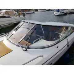 <p>Havnekalesje &ndash; Norsk h&aring;ndverk av h&oslash;yeste kvalitet</p>

<p>V&aring;r havnekalesje er utviklet og produsert i Norge, med fokus p&aring; solid konstruksjon, perfekt passform og lang levetid.<br />
Kalesjene lages av f&oslash;rsteklasses tysk metervare, kjent for sin overlegne slitestyrke, fargebestandighet og motstand mot vann og UV-str&aring;ling.</p>

<p>Hver kalesje er designet med omhu for norske forhold &ndash; robust nok til &aring; t&aring;le vind og regn, men samtidig lett &aring; h&aring;ndtere og montere.<br />
Detaljene vitner om ekte norsk h&aring;ndverk, med presis s&oslash;m, forsterkede skj&oslash;ter og materialvalg som t&aring;ler b&aring;de tid og bruk.</p>

<p>Enten du vil beskytte b&aring;ten din mot v&aelig;r og vind gjennom sesongen, eller gi den et helhetlig, ryddig uttrykk i havn, er dette et produkt som kombinerer norsk produksjon, europeisk kvalitet og lang erfaring innen maritimt design.</p>
