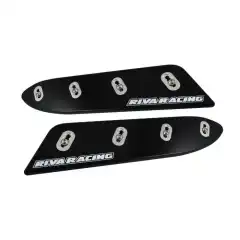 <p data-end="369" data-start="78">Pro-Series Sponson Kit er en r&aring; oppgradering for deg som vil ta kj&oslash;reegenskapene p&aring; Sea-Doo-en til et nytt niv&aring;. Sponsonene er utviklet med racetestet teknologi og gir merkbart bedre kontroll i svinger og h&oslash;yere stabilitet, takket v&aelig;re et avansert blad- og bakplate-design.</p>

<p data-end="699" data-start="371">Det &ldquo;bombesikre&rdquo; festesystemet er bygget for hard bruk, med solid bakplate og fire forankringspunkter forsterket med maskinerte aluminiuminnsatser (billet). I tillegg kan dybden p&aring; sponsonene justeres, slik at du kan finjustere hvor mye de p&aring;virker kj&oslash;ref&oslash;lelsen &ndash; fra mer aggressiv svingrespons til bedre stabilitet i h&oslash;y fart.</p>

<p data-end="782" data-start="701">Monteringen er enkel og benytter originalt festepunkt/oppheng p&aring; vannscooteren.</p>
