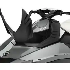 <p data-end="835" data-start="767"><strong data-end="835" data-start="767">Erstatning for manglende frontlokk &ndash; og eneste reelle alternativ</strong></p>

<p data-end="1120" data-start="837">Dette Front Deflector-settet er laget for Sea-Doo Spark (2014&ndash;2023) og brukes prim&aelig;rt som <strong data-end="992" data-start="927">erstatning n&aring;r lokket til frontrommet er mistet eller &oslash;delagt</strong>. For mange Spark-eiere er dette i praksis <strong data-end="1076" data-start="1035">det eneste tilgjengelige alternativet</strong> n&aring;r originalt lokk ikke lenger er p&aring; plass.</p>

<p data-end="1320" data-start="1122">I stedet for &aring; ha et &aring;pent frontparti som slipper inn store mengder vann, leder deflektoren vannet bort fra f&oslash;rerens ben og f&oslash;tter, og gir en merkbart <strong data-end="1319" data-start="1273">t&oslash;rrere og mer komfortabel kj&oslash;reopplevelse</strong>.</p>

<p data-end="1541" data-start="1322">Deflektoren er produsert i slitesterk polypropylen og er konstruert for &aring; t&aring;le t&oslash;ff bruk, b&aring;de ved lek, hopping og aktiv kj&oslash;ring. Den monteres i front der lokket normalt sitter, og gir et ryddig og funksjonelt resultat.</p>

<h3 data-end="1587" data-start="1543">✔ N&aring;r er dette produktet riktig for deg?</h3>

<ul data-end="1794" data-start="1588">
	<li data-end="1644" data-start="1588">
	<p data-end="1644" data-start="1590">Du har <strong data-end="1628" data-start="1597">mistet eller &oslash;delagt lokket</strong> til frontrommet</p>
	</li>
	<li data-end="1702" data-start="1645">
	<p data-end="1702" data-start="1647">Du vil hindre at vann spruter rett opp p&aring; ben og f&oslash;tter</p>
	</li>
	<li data-end="1794" data-start="1703">
	<p data-end="1794" data-start="1705">Du &oslash;nsker en <strong data-end="1744" data-start="1718">enkel og varig l&oslash;sning</strong> uten &aring; m&aring;tte skaffe komplett nytt oppbevaringsrom</p>
	</li>
</ul>

<h3 data-end="1812" data-start="1796">✔ Egenskaper</h3>

<ul data-end="2038" data-start="1813">
	<li data-end="1849" data-start="1813">
	<p data-end="1849" data-start="1815">Passer <strong data-end="1849" data-start="1822">Sea-Doo Spark 2014&ndash;2023</strong></p>
	</li>
	<li data-end="1901" data-start="1850">
	<p data-end="1901" data-start="1852">Brukes som <strong data-end="1901" data-start="1863">erstatning for manglende frontlokk</strong></p>
	</li>
	<li data-end="1929" data-start="1902">
	<p data-end="1929" data-start="1904">Leder vann bort fra f&oslash;rer</p>
	</li>
	<li data-end="1974" data-start="1930">
	<p data-end="1974" data-start="1932">Gir <strong data-end="1974" data-start="1936">t&oslash;rrere og mer komfortabel kj&oslash;ring</strong></p>
	</li>
	<li data-end="2015" data-start="1975">
	<p data-end="2015" data-start="1977">Slitesterk konstruksjon i polypropylen</p>
	</li>
	<li data-end="2038" data-start="2016">
	<p data-end="2038" data-start="2018">Original Sea-Doo-del</p>
	</li>
</ul>

<p data-end="2151" data-start="2040">⚠️ <strong data-end="2052" data-start="2043">Merk:</strong> Dette er ikke et oppbevaringsrom, men en deflektor som dekker &aring;pningen og beskytter mot vannsprut.</p>
