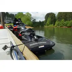<h3 data-end="177" data-start="117">Sea-Doo Speed Tie 2.0 &ndash; smart fort&oslash;yning til vannscooter</h3>

<p data-end="471" data-start="179"><strong data-end="196" data-start="179">Speed Tie 2.0</strong> er et innovativt fort&oslash;yningssystem for vannscooter, utviklet for enkel bruk og maksimal sikkerhet ved brygga. Det <strong data-end="335" data-start="311">innfellbare designet</strong> reduserer risikoen for at tauet suges inn i impelleren, og du slipper &aring; h&aring;ndtere v&aring;te og illeluktende fort&oslash;yningstau i oppbevaringsrom.</p>

<p data-end="701" data-start="473">Systemet kan monteres <strong data-end="514" data-start="495">foran eller bak</strong> (baug eller akter), og har <strong data-end="560" data-start="542">positiv l&aring;sing</strong> som holder tauet sikkert p&aring; plass under fort&oslash;yning. Leveres med <strong data-end="652" data-start="625">6 mm dobbeltflettet tau</strong> i tilpassede lengder for for- og aktermontering.</p>

<p data-end="715" data-start="703"><strong data-end="715" data-start="703">Lengder:</strong></p>

<ul data-end="809" data-start="716">
	<li data-end="744" data-start="716">
	<p data-end="744" data-start="718">Front: <strong data-end="734" data-start="725">1,6 m</strong> (5 fot)</p>
	</li>
	<li data-end="771" data-start="745">
	<p data-end="771" data-start="747">Bak: <strong data-end="761" data-start="752">2,8 m</strong> (9 fot)</p>
	</li>
	<li data-end="809" data-start="772">
	<p data-end="809" data-start="774">FishPro front: <strong data-end="798" data-start="789">3,5 m</strong> (11,5 fot)</p>
	</li>
</ul>

<p data-end="831" data-start="811"><strong data-end="831" data-start="811">Kort oppsummert:</strong></p>

<ul data-end="1064" data-start="832">
	<li data-end="900" data-start="832">
	<p data-end="900" data-start="834">Innfellbart fort&oslash;yningssystem &ndash; mindre risiko for tau i impeller</p>
	</li>
	<li data-end="942" data-start="901">
	<p data-end="942" data-start="903">Ryddig l&oslash;sning &ndash; ingen l&oslash;se, v&aring;te tau</p>
	</li>
	<li data-end="975" data-start="943">
	<p data-end="975" data-start="945">Kan monteres foran eller bak</p>
	</li>
	<li data-end="1015" data-start="976">
	<p data-end="1015" data-start="978">Positiv l&aring;sing for trygg fort&oslash;yning</p>
	</li>
	<li data-end="1064" data-start="1016">
	<p data-end="1064" data-start="1018">6 mm dobbeltflettet tau i tilpassede lengder</p>
	</li>
</ul>
