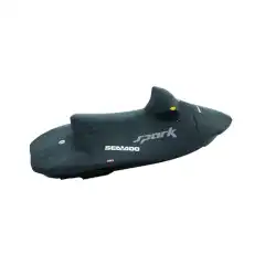 <p>-Komplett og allsidig utvalg av vannscootertrekk<br />
-Oppl&oslash;sningsfarget stoff som betyr enkel h&aring;ndtering og h&oslash;yere UV-motstand<br />
-Design uten stropper betyr enkel montering<br />
-Patentert ventileringssystem ved transport p&aring; tilhenger<br />
-Enkel adgang til bensintank og oppbevaringsboks</p>

<p>Passer:</p>

<p>Spark for 2 (2014-2023)</p>

<p>Passer alle Spark 2UP/TRIXX</p>
