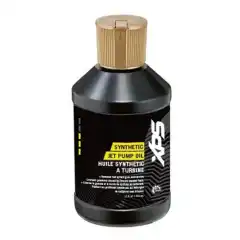 <p data-end="369" data-start="78">Synthetic Jet Pump Oil fra Sea-Doo XPS-serien er en h&oslash;yytelsesolje utviklet spesielt for vannscooterens jetpumpe. Oljen er basert p&aring; en avansert blanding av syntetiske baseoljer og additiver som t&aring;ler h&oslash;yere belastning, gir sv&aelig;rt god skj&aelig;rstabilitet og redusert oksidasjon.</p>

<p data-end="598" data-start="371">Dette gir bedre beskyttelse av komponentene i jetpumpen, jevnere drift og lengre levetid p&aring; drivverket. Med riktig olje i jetpumpen kan du kj&oslash;re hardere &ndash; og tryggere &ndash; med visshet om at systemet er optimalt smurt og beskyttet.</p>

<p data-end="726" data-is-last-node="" data-is-only-node="" data-start="600">Dette er ikke bare en n&oslash;dvendighet for vedlikehold &ndash; det er en viktig investering i ytelse og driftssikkerhet for din Sea-Doo.</p>
