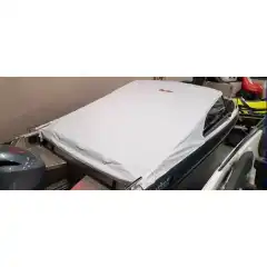 <p>Havnekalesje &ndash; Norsk h&aring;ndverk av h&oslash;yeste kvalitet</p>

<p>V&aring;r havnekalesje er utviklet og produsert i Norge, med fokus p&aring; solid konstruksjon, perfekt passform og lang levetid.<br />
Kalesjene lages av f&oslash;rsteklasses tysk metervare, kjent for sin overlegne slitestyrke, fargebestandighet og motstand mot vann og UV-str&aring;ling.</p>

<p>Hver kalesje er designet med omhu for norske forhold &ndash; robust nok til &aring; t&aring;le vind og regn, men samtidig lett &aring; h&aring;ndtere og montere.<br />
Detaljene vitner om ekte norsk h&aring;ndverk, med presis s&oslash;m, forsterkede skj&oslash;ter og materialvalg som t&aring;ler b&aring;de tid og bruk.</p>

<p>Enten du vil beskytte b&aring;ten din mot v&aelig;r og vind gjennom sesongen, eller gi den et helhetlig, ryddig uttrykk i havn, er dette et produkt som kombinerer norsk produksjon, europeisk kvalitet og lang erfaring innen maritimt design.</p>
