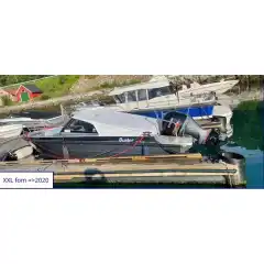 <p>Havnekalesje &ndash; Norsk h&aring;ndverk av h&oslash;yeste kvalitet</p>

<p>V&aring;r havnekalesje er utviklet og produsert i Norge, med fokus p&aring; solid konstruksjon, perfekt passform og lang levetid.<br />
Kalesjene lages av f&oslash;rsteklasses tysk metervare, kjent for sin overlegne slitestyrke, fargebestandighet og motstand mot vann og UV-str&aring;ling.</p>

<p>Hver kalesje er designet med omhu for norske forhold &ndash; robust nok til &aring; t&aring;le vind og regn, men samtidig lett &aring; h&aring;ndtere og montere.<br />
Detaljene vitner om ekte norsk h&aring;ndverk, med presis s&oslash;m, forsterkede skj&oslash;ter og materialvalg som t&aring;ler b&aring;de tid og bruk.</p>

<p>Enten du vil beskytte b&aring;ten din mot v&aelig;r og vind gjennom sesongen, eller gi den et helhetlig, ryddig uttrykk i havn, er dette et produkt som kombinerer norsk produksjon, europeisk kvalitet og lang erfaring innen maritimt design.</p>
