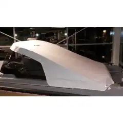 <p>Havnekalesje &ndash; Norsk h&aring;ndverk av h&oslash;yeste kvalitet</p>

<p>V&aring;r havnekalesje er utviklet og produsert i Norge, med fokus p&aring; solid konstruksjon, perfekt passform og lang levetid.<br />
Kalesjene lages av f&oslash;rsteklasses tysk metervare, kjent for sin overlegne slitestyrke, fargebestandighet og motstand mot vann og UV-str&aring;ling.</p>

<p>Hver kalesje er designet med omhu for norske forhold &ndash; robust nok til &aring; t&aring;le vind og regn, men samtidig lett &aring; h&aring;ndtere og montere.<br />
Detaljene vitner om ekte norsk h&aring;ndverk, med presis s&oslash;m, forsterkede skj&oslash;ter og materialvalg som t&aring;ler b&aring;de tid og bruk.</p>

<p>Enten du vil beskytte b&aring;ten din mot v&aelig;r og vind gjennom sesongen, eller gi den et helhetlig, ryddig uttrykk i havn, er dette et produkt som kombinerer norsk produksjon, europeisk kvalitet og lang erfaring innen maritimt design.</p>
