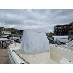 <p>Havnekalesje &ndash; Norsk h&aring;ndverk av h&oslash;yeste kvalitet</p>

<p>V&aring;r havnekalesje er utviklet og produsert i Norge, med fokus p&aring; solid konstruksjon, perfekt passform og lang levetid.<br />
Kalesjene lages av f&oslash;rsteklasses tysk metervare, kjent for sin overlegne slitestyrke, fargebestandighet og motstand mot vann og UV-str&aring;ling.</p>

<p>Hver kalesje er designet med omhu for norske forhold &ndash; robust nok til &aring; t&aring;le vind og regn, men samtidig lett &aring; h&aring;ndtere og montere.<br />
Detaljene vitner om ekte norsk h&aring;ndverk, med presis s&oslash;m, forsterkede skj&oslash;ter og materialvalg som t&aring;ler b&aring;de tid og bruk.</p>

<p>Enten du vil beskytte b&aring;ten din mot v&aelig;r og vind gjennom sesongen, eller gi den et helhetlig, ryddig uttrykk i havn, er dette et produkt som kombinerer norsk produksjon, europeisk kvalitet og lang erfaring innen maritimt design.</p>
