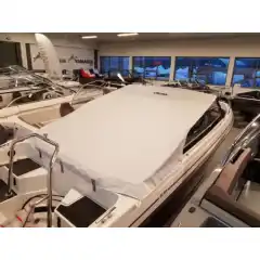 <p>Havnekalesje &ndash; Norsk h&aring;ndverk av h&oslash;yeste kvalitet</p>

<p>V&aring;r havnekalesje er utviklet og produsert i Norge, med fokus p&aring; solid konstruksjon, perfekt passform og lang levetid.<br />
Kalesjene lages av f&oslash;rsteklasses tysk metervare, kjent for sin overlegne slitestyrke, fargebestandighet og motstand mot vann og UV-str&aring;ling.</p>

<p>Hver kalesje er designet med omhu for norske forhold &ndash; robust nok til &aring; t&aring;le vind og regn, men samtidig lett &aring; h&aring;ndtere og montere.<br />
Detaljene vitner om ekte norsk h&aring;ndverk, med presis s&oslash;m, forsterkede skj&oslash;ter og materialvalg som t&aring;ler b&aring;de tid og bruk.</p>

<p>Enten du vil beskytte b&aring;ten din mot v&aelig;r og vind gjennom sesongen, eller gi den et helhetlig, ryddig uttrykk i havn, er dette et produkt som kombinerer norsk produksjon, europeisk kvalitet og lang erfaring innen maritimt design.</p>
