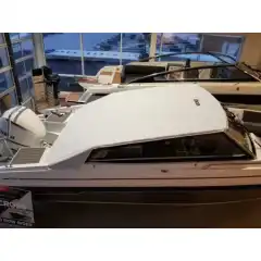 <p>Havnekalesje &ndash; Norsk h&aring;ndverk av h&oslash;yeste kvalitet</p>

<p>V&aring;r havnekalesje er utviklet og produsert i Norge, med fokus p&aring; solid konstruksjon, perfekt passform og lang levetid.<br />
Kalesjene lages av f&oslash;rsteklasses tysk metervare, kjent for sin overlegne slitestyrke, fargebestandighet og motstand mot vann og UV-str&aring;ling.</p>

<p>Hver kalesje er designet med omhu for norske forhold &ndash; robust nok til &aring; t&aring;le vind og regn, men samtidig lett &aring; h&aring;ndtere og montere.<br />
Detaljene vitner om ekte norsk h&aring;ndverk, med presis s&oslash;m, forsterkede skj&oslash;ter og materialvalg som t&aring;ler b&aring;de tid og bruk.</p>

<p>Enten du vil beskytte b&aring;ten din mot v&aelig;r og vind gjennom sesongen, eller gi den et helhetlig, ryddig uttrykk i havn, er dette et produkt som kombinerer norsk produksjon, europeisk kvalitet og lang erfaring innen maritimt design.</p>
