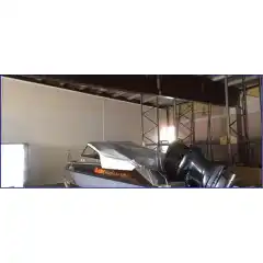 <p>Havnekalesje &ndash; Norsk h&aring;ndverk av h&oslash;yeste kvalitet</p>

<p>V&aring;r havnekalesje er utviklet og produsert i Norge, med fokus p&aring; solid konstruksjon, perfekt passform og lang levetid.<br />
Kalesjene lages av f&oslash;rsteklasses tysk metervare, kjent for sin overlegne slitestyrke, fargebestandighet og motstand mot vann og UV-str&aring;ling.</p>

<p>Hver kalesje er designet med omhu for norske forhold &ndash; robust nok til &aring; t&aring;le vind og regn, men samtidig lett &aring; h&aring;ndtere og montere.<br />
Detaljene vitner om ekte norsk h&aring;ndverk, med presis s&oslash;m, forsterkede skj&oslash;ter og materialvalg som t&aring;ler b&aring;de tid og bruk.</p>

<p>Enten du vil beskytte b&aring;ten din mot v&aelig;r og vind gjennom sesongen, eller gi den et helhetlig, ryddig uttrykk i havn, er dette et produkt som kombinerer norsk produksjon, europeisk kvalitet og lang erfaring innen maritimt design.</p>
