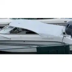 <p>V&aring;r havnekalesje er utviklet og produsert i Norge, med fokus p&aring; solid konstruksjon, perfekt passform og lang levetid.<br />
Kalesjene lages av f&oslash;rsteklasses tysk metervare, kjent for sin overlegne slitestyrke, fargebestandighet og motstand mot vann og UV-str&aring;ling.</p>

<p>Hver kalesje er designet med omhu for norske forhold &ndash; robust nok til &aring; t&aring;le vind og regn, men samtidig lett &aring; h&aring;ndtere og montere.<br />
Detaljene vitner om ekte norsk h&aring;ndverk, med presis s&oslash;m, forsterkede skj&oslash;ter og materialvalg som t&aring;ler b&aring;de tid og bruk.</p>

<p>Enten du vil beskytte b&aring;ten din mot v&aelig;r og vind gjennom sesongen, eller gi den et helhetlig, ryddig uttrykk i havn, er dette et produkt som kombinerer norsk produksjon, europeisk kvalitet og lang erfaring innen maritimt design.</p>
