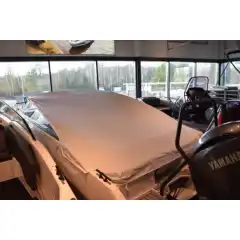 <p>Havnekalesje &ndash; Norsk h&aring;ndverk av h&oslash;yeste kvalitet</p>

<p>V&aring;r havnekalesje er utviklet og produsert i Norge, med fokus p&aring; solid konstruksjon, perfekt passform og lang levetid.<br />
Kalesjene lages av f&oslash;rsteklasses tysk metervare, kjent for sin overlegne slitestyrke, fargebestandighet og motstand mot vann og UV-str&aring;ling.</p>

<p>Hver kalesje er designet med omhu for norske forhold &ndash; robust nok til &aring; t&aring;le vind og regn, men samtidig lett &aring; h&aring;ndtere og montere.<br />
Detaljene vitner om ekte norsk h&aring;ndverk, med presis s&oslash;m, forsterkede skj&oslash;ter og materialvalg som t&aring;ler b&aring;de tid og bruk.</p>

<p>Enten du vil beskytte b&aring;ten din mot v&aelig;r og vind gjennom sesongen, eller gi den et helhetlig, ryddig uttrykk i havn, er dette et produkt som kombinerer norsk produksjon, europeisk kvalitet og lang erfaring innen maritimt design.</p>
