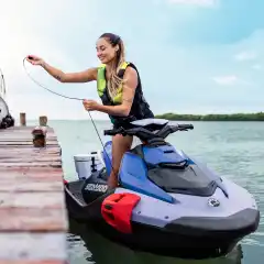 <strong data-end="228" data-start="162">Sea-Doo Spark Speed-Tie gj&oslash;r fort&oslash;yning rask, enkel og ryddig.</strong><br data-end="231" data-start="228" />
De integrerte fort&oslash;yningsstroppene gir stabil parkering ved brygga, ogs&aring; i litt b&oslash;lger, og kan enkelt foldes bort n&aring;r de ikke er i bruk. Nesten usynlige under kj&oslash;ring &ndash; alltid klare n&aring;r du trenger dem.