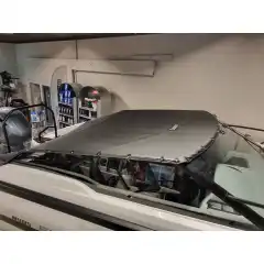 <p>Havnekalesje &ndash; Norsk h&aring;ndverk av h&oslash;yeste kvalitet</p>

<p>V&aring;r havnekalesje er utviklet og produsert i Norge, med fokus p&aring; solid konstruksjon, perfekt passform og lang levetid.<br />
Kalesjene lages av f&oslash;rsteklasses tysk metervare, kjent for sin overlegne slitestyrke, fargebestandighet og motstand mot vann og UV-str&aring;ling.</p>

<p>Hver kalesje er designet med omhu for norske forhold &ndash; robust nok til &aring; t&aring;le vind og regn, men samtidig lett &aring; h&aring;ndtere og montere.<br />
Detaljene vitner om ekte norsk h&aring;ndverk, med presis s&oslash;m, forsterkede skj&oslash;ter og materialvalg som t&aring;ler b&aring;de tid og bruk.</p>

<p>Enten du vil beskytte b&aring;ten din mot v&aelig;r og vind gjennom sesongen, eller gi den et helhetlig, ryddig uttrykk i havn, er dette et produkt som kombinerer norsk produksjon, europeisk kvalitet og lang erfaring innen maritimt design.</p>
