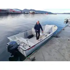 <p>Havnekalesje &ndash; Norsk h&aring;ndverk av h&oslash;yeste kvalitet</p>

<p>V&aring;r havnekalesje er utviklet og produsert i Norge, med fokus p&aring; solid konstruksjon, perfekt passform og lang levetid.<br />
Kalesjene lages av f&oslash;rsteklasses tysk metervare, kjent for sin overlegne slitestyrke, fargebestandighet og motstand mot vann og UV-str&aring;ling.</p>

<p>Hver kalesje er designet med omhu for norske forhold &ndash; robust nok til &aring; t&aring;le vind og regn, men samtidig lett &aring; h&aring;ndtere og montere.<br />
Detaljene vitner om ekte norsk h&aring;ndverk, med presis s&oslash;m, forsterkede skj&oslash;ter og materialvalg som t&aring;ler b&aring;de tid og bruk.</p>

<p>Enten du vil beskytte b&aring;ten din mot v&aelig;r og vind gjennom sesongen, eller gi den et helhetlig, ryddig uttrykk i havn, er dette et produkt som kombinerer norsk produksjon, europeisk kvalitet og lang erfaring innen maritimt design.</p>
