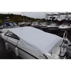 <p>Havnekalesje &ndash; Norsk h&aring;ndverk av h&oslash;yeste kvalitet</p>

<p>V&aring;r havnekalesje er utviklet og produsert i Norge, med fokus p&aring; solid konstruksjon, perfekt passform og lang levetid.<br />
Kalesjene lages av f&oslash;rsteklasses tysk metervare, kjent for sin overlegne slitestyrke, fargebestandighet og motstand mot vann og UV-str&aring;ling.</p>

<p>Hver kalesje er designet med omhu for norske forhold &ndash; robust nok til &aring; t&aring;le vind og regn, men samtidig lett &aring; h&aring;ndtere og montere.<br />
Detaljene vitner om ekte norsk h&aring;ndverk, med presis s&oslash;m, forsterkede skj&oslash;ter og materialvalg som t&aring;ler b&aring;de tid og bruk.</p>

<p>Enten du vil beskytte b&aring;ten din mot v&aelig;r og vind gjennom sesongen, eller gi den et helhetlig, ryddig uttrykk i havn, er dette et produkt som kombinerer norsk produksjon, europeisk kvalitet og lang erfaring innen maritimt design.</p>
