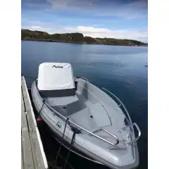 <p>Havnekalesje &ndash; Norsk h&aring;ndverk av h&oslash;yeste kvalitet</p>

<p>V&aring;r havnekalesje er utviklet og produsert i Norge, med fokus p&aring; solid konstruksjon, perfekt passform og lang levetid.<br />
Kalesjene lages av f&oslash;rsteklasses tysk metervare, kjent for sin overlegne slitestyrke, fargebestandighet og motstand mot vann og UV-str&aring;ling.</p>

<p>Hver kalesje er designet med omhu for norske forhold &ndash; robust nok til &aring; t&aring;le vind og regn, men samtidig lett &aring; h&aring;ndtere og montere.<br />
Detaljene vitner om ekte norsk h&aring;ndverk, med presis s&oslash;m, forsterkede skj&oslash;ter og materialvalg som t&aring;ler b&aring;de tid og bruk.</p>

<p>Enten du vil beskytte b&aring;ten din mot v&aelig;r og vind gjennom sesongen, eller gi den et helhetlig, ryddig uttrykk i havn, er dette et produkt som kombinerer norsk produksjon, europeisk kvalitet og lang erfaring innen maritimt design.</p>
