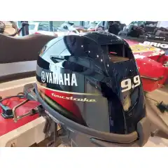 Utviklet for &aring; f&oslash;les uanstrengt fra f&oslash;rste drag i snoren &ndash; den v&aring;kner til liv som om den har ventet p&aring; deg. Yamahas velkjente firetaktsmykhet holder gange og lydniv&aring; behagelig lavt, slik at du faktisk kan h&oslash;re passasjerene prate over lyden av vannet.<br />
<br />
<strong>I denne serien kan man bytte ut forgasser til 20 hk forgasser, ta kontakt for tilbud.</strong><br />
<br />
 
<h3 data-end="154" data-start="113"><strong>Forskjell p&aring; motorvariantene (9,9 hk)</strong></h3>

<p data-end="265" data-start="156">Yamaha 9,9 hk leveres med to ulike motorblokker, begge med 2 sylindre i rekke, men med forskjellig slagvolum:</p>

<ul data-end="597" data-start="267">
	<li data-end="397" data-start="267">
	<p data-end="397" data-start="269"><strong data-end="279" data-start="269">212 cc</strong> &ndash; Lett og kompakt motor som passer godt til mindre og lettere b&aring;ter. Gir god ytelse med lav vekt og effektiv drift.</p>
	</li>
	<li data-end="597" data-start="398">
	<p data-end="597" data-start="400"><strong data-end="410" data-start="400">362 cc</strong> &ndash; St&oslash;rre motorblokk med <strong data-end="466" data-start="435">merkbart h&oslash;yere dreiemoment</strong>, som gir bedre skyv ved last, motvind og i grovere forhold. Oppleves kraftigere i praksis, selv om effekten er den samme (9,9 hk).</p>
	</li>
</ul>

<p data-end="702" data-start="599"><strong data-end="613" data-start="599">Kort sagt:</strong> 212 cc er lett og enkel &ndash; 362 cc gir mer kraft og bedre kontroll under krevende forhold.</p>
