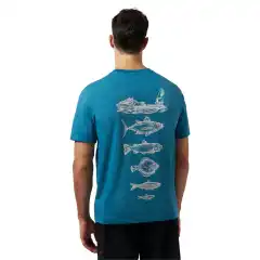 Hold deg komfortabel og stilren med <strong data-end="156" data-start="117">Sea-Doo Fishing T-skjorte for herre</strong>. Laget i en myk bomullsblanding med slim fit-passform og ribbestrikket hals. T-skjorten har Sea-Doo-logo p&aring; brystet og fiskerelatert motiv p&aring; ryggen. Leveres i fargene <strong data-end="339" data-start="325">Bl&aring;</strong> og <b>Gr&aring;</b>, st&oslash;rrelser <strong data-end="381" data-start="372">S&ndash;3XL</strong>.