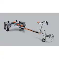 Solid varmgalvanisert og helsveiset st&aring;lramme.<br />
Skjermer og andre komponenter er i h&oslash;ykvalitetsst&aring;l med belegg i Magnelis&reg;, som er 3 ganger mer motstandsdyktig mot korrosjon enn vanlig st&aring;l som brukes.<br />
Kj&oslash;lruller og justerbare sidest&oslash;tter hjelper b&aring;ten til &aring; ligge st&oslash;dig og trygt p&aring; hengeren.