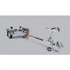 Solid varmgalvanisert og helsveiset st&aring;lramme. Skjermer og andre komponenter er i h&oslash;ykvalitetsst&aring;l med belegg i Magnelis&reg;, som er 3 ganger mer motstandsdyktig mot korrosjon enn vanlig st&aring;l som brukes. Kj&oslash;lruller og justerbare sidest&oslash;tter hjelper b&aring;ten til &aring; ligge st&oslash;dig og trygt p&aring; hengeren.