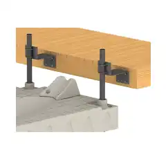 Sikrer PWC-dockene dine til en fast brygge eller sj&oslash;vegg ved hjelp av Z-braketter og U-bolter i galvanisert st&aring;l. R&oslash;r kreves for installasjon.