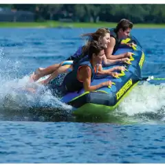 <p>O&rsquo;Brien Batwing 3 gir moro og spenning med denne tre-personers tuben.<br />
Med forh&oslash;yede vingespisser og en konisk design glir Batwing over b&oslash;lger og shoppy forhold for en vill og morsom tur.<br />
Alle elsker &aring; cruise rundt sj&oslash;en med dette tuben, og med SofTec Ultra-toppen er det lett &aring; se hvorfor.<br />
Denne myke overflaten er s&aring; glatt mot huden din at du kan fortsette &aring; kj&oslash;re hele dagen.</p>

<p>Egenskaper</p>

<p>Maks. Kapasitet &ndash; Opptil tre ryttere eller 510 kg.<br />
Tube Style &ndash; Deck-serien<br />
Slitesterk design &ndash; 28 gauge bl&aelig;re helt dekket i 840 D nylon<br />
H&aring;ndtak &ndash; 6 komfortabelt plasserte h&aring;ndtak<br />
Pad &ndash; Luksuri&oslash;s SoftTec Ultra-topp<br />
Quick Connect Tow System &ndash; Kobler tauet enkelt til tuben<br />
Lynventil &ndash; Bl&aring;s opp / t&oslash;mmes raskere enn noen gang f&oslash;r<br />
St&oslash;rrelse &ndash; 62 &laquo;x 105&raquo; (157 cm. x 267 cm.)</p>
