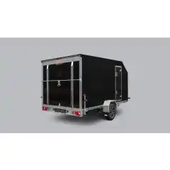 St&oslash;rre versjon av v&aring;r mest popul&aelig;re skaphengermodell i Norge. Den leveres med utmerket standardutstyr: aluminiumsfelger, sided&oslash;r og hele 17 LED-lamper, som s&oslash;rger for at hengeren aldri g&aring;r ubemerket &ndash; selv p&aring; de m&oslash;rkeste kveldene. Tak og frontpanel er laget av &eacute;n sammenhengende glassfiberdel, noe som gir markedets beste kvalitet. Bladfj&aelig;rer med gassdempere sikrer jevn og stabil kj&oslash;ring. Perfekt for transport av opptil to sn&oslash;scootere, st&oslash;rre ATV-er eller andre kj&oslash;ret&oslash;y. Klargjort for Tempo 100.