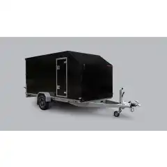 V&aring;r mest popul&aelig;re skaphengermodell i Norge med oppgradert standardutstyr. Aluminiumsfelger, sided&oslash;r og totalt 17 LED lamper over hele hengeren gj&oslash;rat den garantert ikke g&aring;r usett selv p&aring; de m&oslash;rkeste kvelder. Glassfibertopp og frontpanel i ett stykke gir bedre kvalitet og et t&oslash;ffere uttrykk. Bladfj&aelig;rer med gassdempere gir jevn gange i tillegg. En perfekt henger for &aring; transportere gods som trenger beskyttelse for v&aelig;r og vind, for eksempel motorsykler, sn&oslash;scooter og ATV.