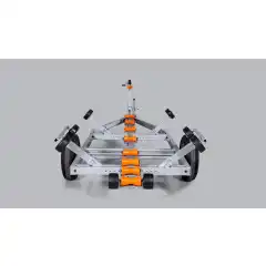 Solid varmgalvanisert og helsveiset st&aring;lramme. Kj&oslash;lruller og justerbare sidest&oslash;tter hjelper b&aring;ten til &aring; ligge st&oslash;dig og trygt p&aring; hengeren. Opplagshengere har ikke fj&aelig;ring, skjermer eller lys og kan ikke kj&oslash;res p&aring; offentlig vei.