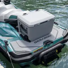 <p data-end="478" data-start="66">P&aring; de aller beste kj&oslash;redagene er b&aring;de mat og drikke helt avgj&oslash;rende. Heldigvis har <strong data-end="185" data-start="149">LinQ kj&oslash;leboks 20 L (5,3 US gal)</strong> full kontroll p&aring; det. Den tilbyr f&oslash;rsteklasses isolasjon for optimal kj&oslash;leeffekt og kan holde is frossen i opptil 5 dager. Med rotasjonsst&oslash;pt (rotomolded) konstruksjon f&aring;r du ekstra slitestyrke, solide b&aelig;reh&aring;ndtak for enkel transport og et lufttett, forseglet lokk som holder v&aelig;r og vind ute.</p>

<p data-end="650" data-is-last-node="" data-is-only-node="" data-start="480">Vi vet at tiden din er verdifull &ndash; derfor er montering med LinQ-systemet b&aring;de rask og enkel. Med en kvart omdreining sitter kj&oslash;leboksen trygt p&aring; plass og er klar for tur.</p>
