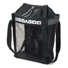 <p>Denne avtakbare oppbevaringsbagen er laget i f&oslash;rsteklasses, belagt syntetisk netting og er designet for &aring; bli med dit vannet tar deg. Bruk den til &aring; frakte alt n&oslash;dvendig utstyr p&aring; tur, eller til &aring; holde v&aring;te kl&aelig;r adskilt fra resten av bagasjen. H&aring;ndtaket gj&oslash;r den enkel &aring; b&aelig;re og h&aring;ndtere, noe som er praktisk n&aring;r du skal transportere utstyr til og fra vannscooteren. Den er utstyrt med hurtigfester som s&oslash;rger for at bagen sitter trygt p&aring; plass inne i oppbevaringsrommet.</p>
