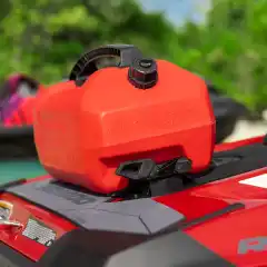 <p data-end="282" data-start="66">G&aring; aldri tom for drivstoff p&aring; tur igjen med <strong data-end="149" data-start="110">LinQ drivstoffkanne 20 L (5 US gal)</strong>. Denne smarte l&oslash;sningen er utviklet for enkel og sikker bruk, med LinQ-festesystemet som gir rask og stabil montering p&aring; kj&oslash;ret&oslash;yet.</p>

<p data-end="584" data-is-last-node="" data-is-only-node="" data-start="284">Med romslig <strong data-end="319" data-start="296">20 liters kapasitet</strong> forlenger du kj&oslash;returene uten avbrudd. Den innovative, s&oslash;lefrie helletuten gir ren og trygg p&aring;fylling, samtidig som den oppfyller de nyeste <strong data-end="485" data-start="460">FMD-sikkerhetskravene</strong>. Perfekt for ATV og side-by-side-entusiaster som vil ha lengre, mer uavbrutte eventyr i terrenget.</p>
