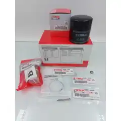 <p data-end="691" data-start="393">Dette er et originalt Yamaha 100-timers servicekit, sammensatt for Yamahas anbefalte f&oslash;rsteservice etter innkj&oslash;ring. Kitet inneholder n&oslash;dvendige slitedeler som normalt byttes ved 100-timers service, og gir en enkel og trygg gjennomf&oslash;ring av korrekt vedlikehold p&aring; motoren.</p>

<p data-end="978" data-start="693">Ved &aring; benytte originale Yamaha-deler sikrer du korrekt passform, p&aring;litelig filtrering og komponenter som er utviklet for motorens belastning og driftsforhold. Dette bidrar til stabil drift, lengre levetid og reduserer risikoen for driftsproblemer i en kritisk fase av motorens levetid.</p>

<p data-end="1130" data-start="980">⚠️ <strong data-end="992" data-start="983">Merk:</strong><br data-end="995" data-start="992" />
Kitet leveres <strong data-end="1038" data-start="1009">uten motorolje og girolje</strong>. Riktig oljetype og mengde varierer etter motormodell og &aring;rsmodell og m&aring; bestilles separat.</p>

<p data-end="1359" data-start="1132"><strong data-end="1182" data-start="1132">Innhold i dette kitet (iht. etikett p&aring; esken):</strong><br data-end="1185" data-start="1182" />
&ndash; Oljefilter (element)<br data-end="1210" data-start="1207" />
&ndash; Filterelement (med tag)<br data-end="1238" data-start="1235" />
&ndash; Pakninger (flere typer)<br data-end="1266" data-start="1263" />
&ndash; O-ring<br data-end="1277" data-start="1274" />
&ndash; Splint (cotter pin)<br data-end="1301" data-start="1298" />
<em data-end="1359" data-start="1301">(Eksakt innhold kan variere noe etter produksjonsserie.)</em></p>

<p data-end="1566" data-start="1361"><strong data-end="1404" data-start="1361">Passer til (utvalg modeller fra esken):</strong><br data-end="1407" data-start="1404" />
&ndash; Yamaha F150G / F175A<br data-end="1432" data-start="1429" />
&ndash; Yamaha F200G / F200C<br data-end="1457" data-start="1454" />
&ndash; Yamaha F225B / F250D<br data-end="1482" data-start="1479" />
<em data-end="1566" data-start="1482">(Se komplett kompatibilitetsliste i nettbutikken for korrekt modell og &aring;rsmodell.)</em></p>

<p data-end="1794" data-start="1568"><strong data-end="1613" data-start="1568">Fordeler med originalt Yamaha servicekit:</strong><br data-end="1616" data-start="1613" />
✔ Originale Yamaha-deler med korrekt passform<br data-end="1664" data-start="1661" />
✔ Korrekt sammensatt for 100-timers service<br data-end="1710" data-start="1707" />
✔ Enklere vedlikehold &ndash; alt samlet i &eacute;n pakke<br data-end="1758" data-start="1755" />
✔ Trygg innkj&oslash;ring og stabil drift</p>

