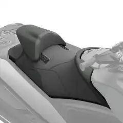 <h3 data-end="170" data-start="109">Sea-Doo Ergolock&trade; R Racing Seat &ndash; topp ytelse og kontroll</h3>

<p data-end="431" data-start="172">For deg som vil ha maksimal kontroll og kj&oslash;ref&oslash;lelse: <strong data-end="253" data-start="226">Ergolock&trade; R Racing Seat</strong> er utviklet for sporty kj&oslash;ring og h&oslash;y ytelse. Setet er kompatibelt med <strong data-end="334" data-start="325">GTR-X</strong> og identisk med setet p&aring; <strong data-end="369" data-start="360">RXP-X</strong>, og kan tilpasses alle f&oslash;rere med <strong data-end="430" data-start="404">13 cm justeringsomr&aring;de</strong>.</p>

<p data-end="660" data-start="433">Utformingen gir <strong data-end="488" data-start="449">komfortabel st&oslash;tte ved akselerasjon</strong> og holder f&oslash;reren stabil i svinger for optimal kontroll og ytelse. Setet er <strong data-end="598" data-start="565">enkelt &aring; montere uten verkt&oslash;y</strong>, og er kompatibelt med <strong data-end="659" data-start="622">passasjersete (varenr. 295100923)</strong>.</p>

<p data-end="682" data-start="662"><strong data-end="682" data-start="662">Kort oppsummert:</strong></p>

<ul data-end="932" data-start="683">
	<li data-end="726" data-start="683">
	<p data-end="726" data-start="685">Racing-sete for aktiv og sporty kj&oslash;ring</p>
	</li>
	<li data-end="771" data-start="727">
	<p data-end="771" data-start="729">Passer GTR-X og identisk med RXP-X-setet</p>
	</li>
	<li data-end="816" data-start="772">
	<p data-end="816" data-start="774">13 cm justering for tilpasning til f&oslash;rer</p>
	</li>
	<li data-end="863" data-start="817">
	<p data-end="863" data-start="819">Gir god st&oslash;tte ved akselerasjon og i sving</p>
	</li>
	<li data-end="888" data-start="864">
	<p data-end="888" data-start="866">Verkt&oslash;yfri montering</p>
	</li>
	<li data-end="932" data-start="889">
	<p data-end="932" data-start="891">Kompatibelt med passasjersete 295100923</p>
	</li>
</ul>
