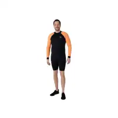 <p data-end="244" data-start="17">Kast deg ut i vannet med <strong data-end="94" data-start="42">Men&rsquo;s Neoprene 2/2 mm Shorty Wetsuit Long Sleeve</strong>. Denne Sea-Doo v&aring;tdrakten med lange ermer er utviklet for <strong data-end="197" data-start="153">komfort, beskyttelse og god bevegelighet</strong>, og passer perfekt til aktive dager p&aring; vannet.</p>

<p data-end="475" data-start="246">Drakten har <strong data-end="285" data-start="258">innebygd UV-beskyttelse</strong>, som gj&oslash;r den godt egnet til lange dager i solen. Den <strong data-end="365" data-start="340">justerbare kragen bak</strong> s&oslash;rger for en komfortabel passform, mens <strong data-end="445" data-start="407">YKK-glidel&aring;sen bak med langt trekk</strong> gj&oslash;r den enkel &aring; ta av og p&aring;.</p>

<p data-end="602" data-start="477">Perforert neopren bidrar til bedre bevegelighet, og <strong data-end="571" data-start="529">Glideskin-forseglinger p&aring; armer og ben</strong> reduserer friksjon og gnaging.</p>

<p data-end="750" data-is-last-node="" data-is-only-node="" data-start="604">Med <strong data-end="624" data-start="608">2 mm neopren</strong>, korte ben og lange ermer gir denne v&aring;tdrakten god komfort og beskyttelse &ndash; perfekt for vannscooter og andre vannaktiviteter.</p>

